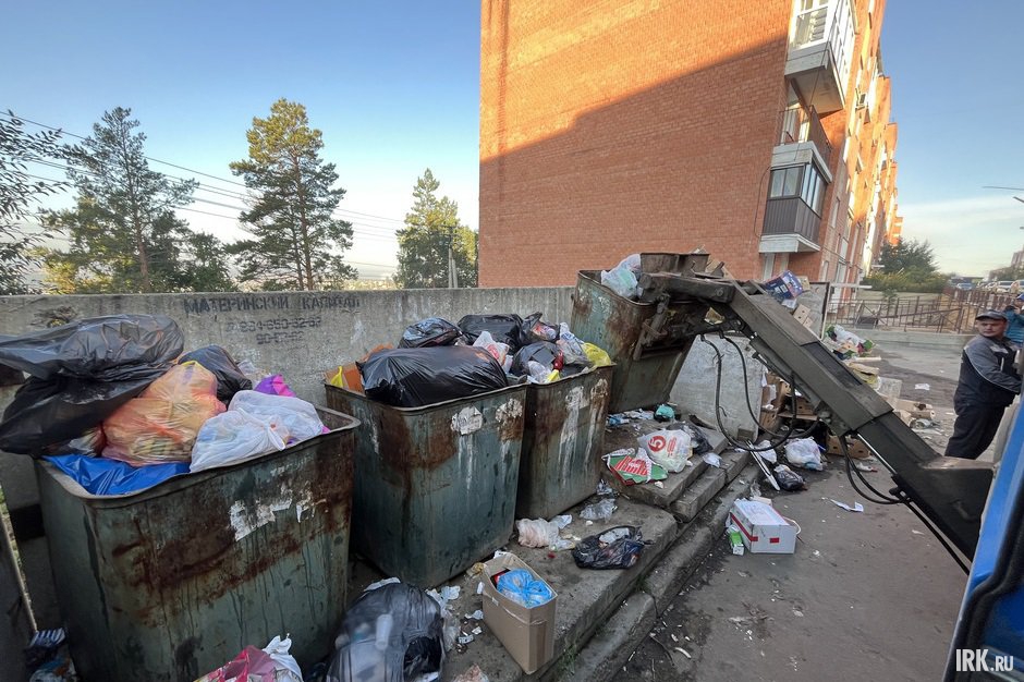 Загрузка осуществляется при помощи специального ковша