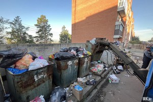 Загрузка осуществляется при помощи специального ковша