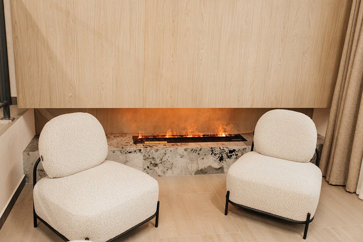 Камин в лобби