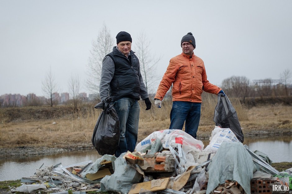 Уборка мусора. Фото Ильи Татарникова, IRK.ru