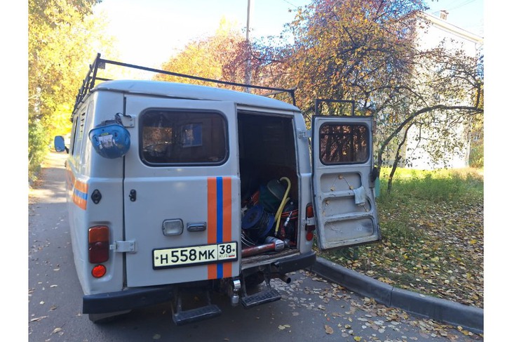 Жители вывозят имущество. Фото пресс-службы правительства Иркутской области