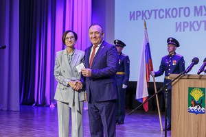 Вручение удостоверения. Фото пресс-службы администрации Иркутского района