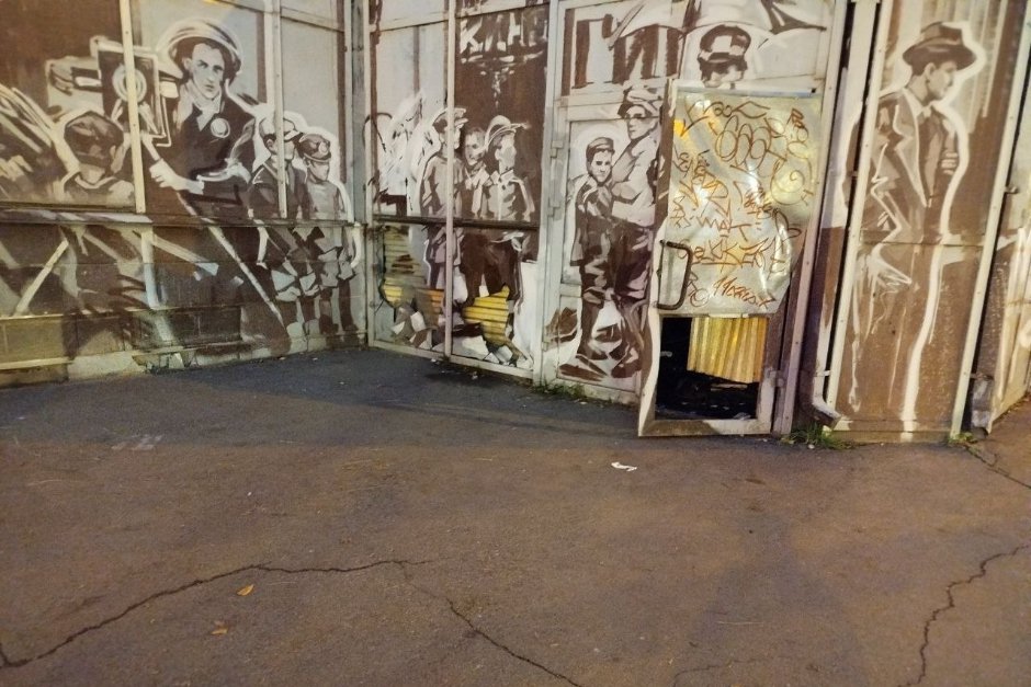 Сломанные двери в здании бывшего клуба «Стратосфера». Фото очевидцев Сломанные двери в здании бывшего клуба «Стратосфера». Фото очевидцев
