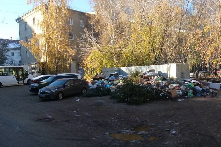 Машины около мусорных контейнеров. Фото предоставила пресс-служба «РТ-НЭО Иркутск»