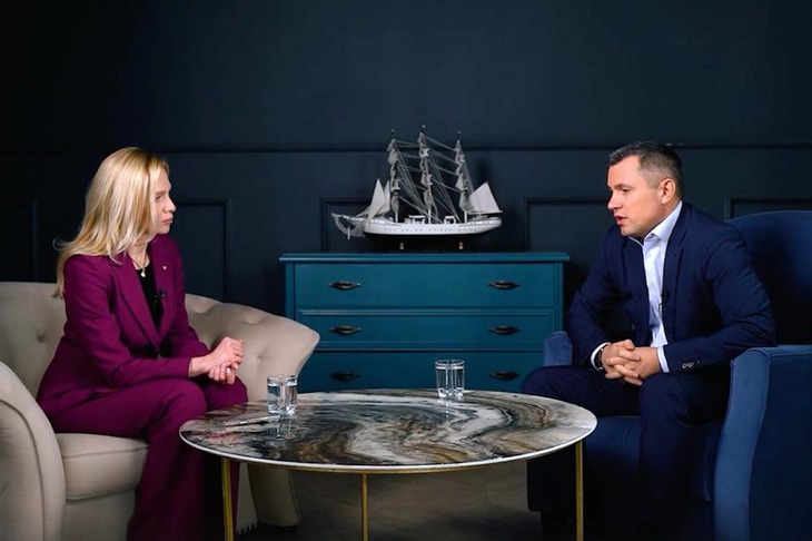 Руководитель департамента маркетинга компании Ксения Шадрина и первый зампредседателя правительства Иркутской области Руслан Ситников. Фото предоставлено платформой «Проминдекс»