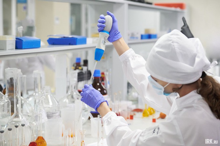 В лаборатории процесс производства контролируют на всех этапах