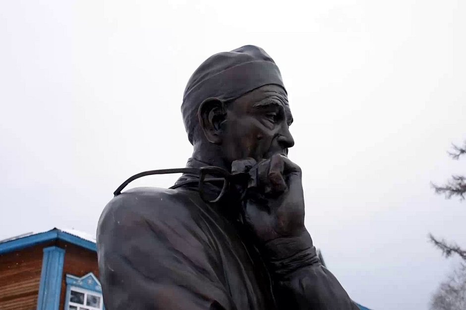 Жители Киренска на средства проекта открыли памятник хирургу Федору Углову. Фото пресс-службы администрации Киренска