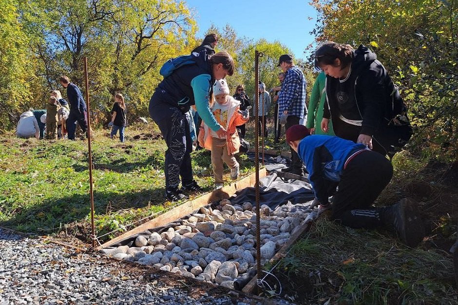 Родители и дети самостоятельно отсыпали пешеходные дорожки, установили навигацию и информационные стенды. Фото пресс-службы администрации Слюдянки