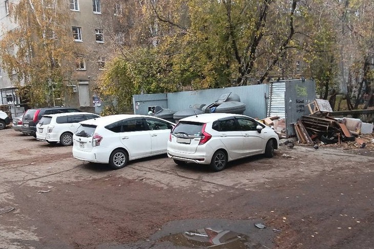 Машины около мусорных контейнеров. Фото предоставила пресс-служба «РТ-НЭО Иркутск»
