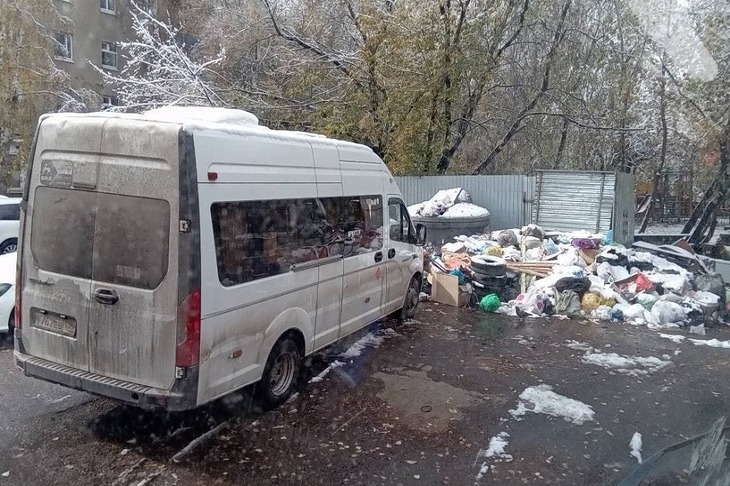 Машины около мусорных контейнеров. Фото предоставила пресс-служба «РТ-НЭО Иркутск»