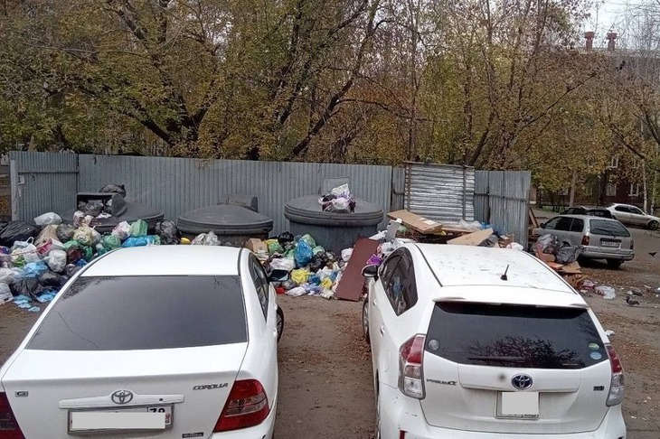 Машины около мусорных контейнеров. Фото предоставила пресс-служба «РТ-НЭО Иркутск»