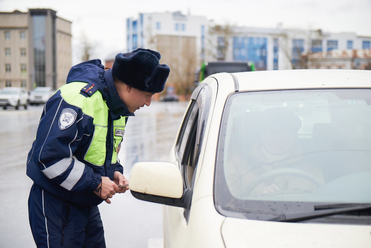Проверка документов. Фото Маргариты Романовой, IRK.ru