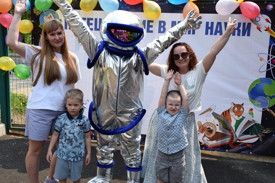 Также на средства проекта купили ростовую куклу «Космонавт». Фото предоставлено Светланой Ильясовой