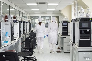 Специалист знакомит молодых коллег с процессом работы на собственном примере