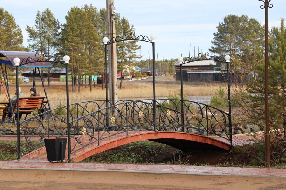 Вдоль ручья установлены мостики. Фото предоставлено Николаем Хрычовым