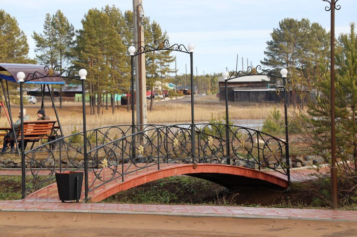 Вдоль ручья установлены мостики. Фото предоставлено Николаем Хрычовым