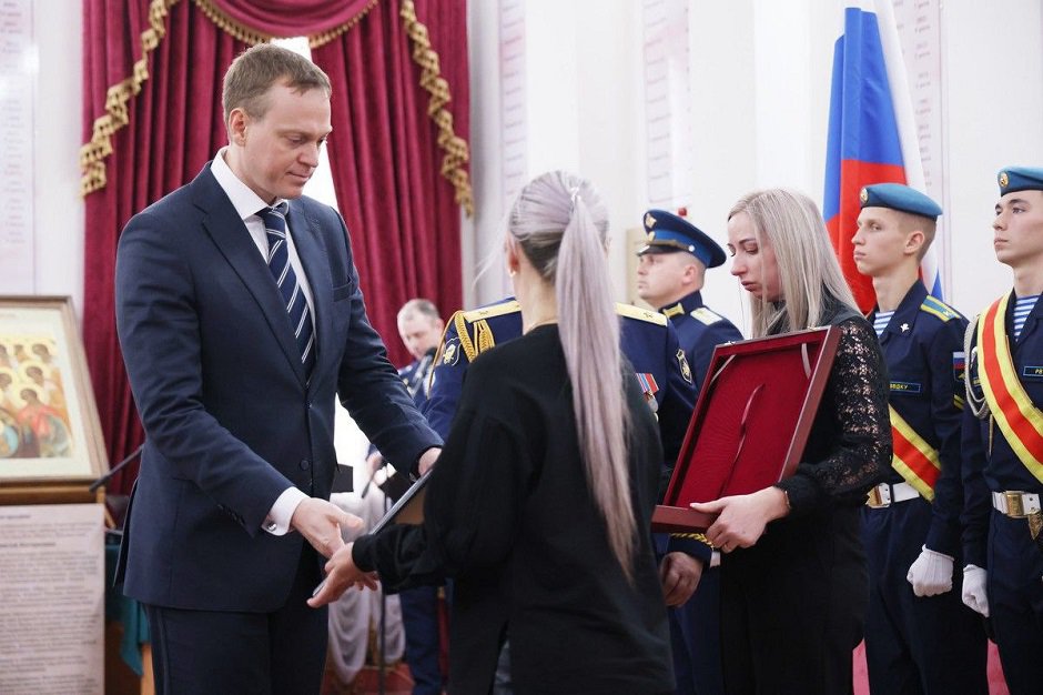 Вручение медали и грамоты. Фото из телеграм-канала Игоря Кобзева