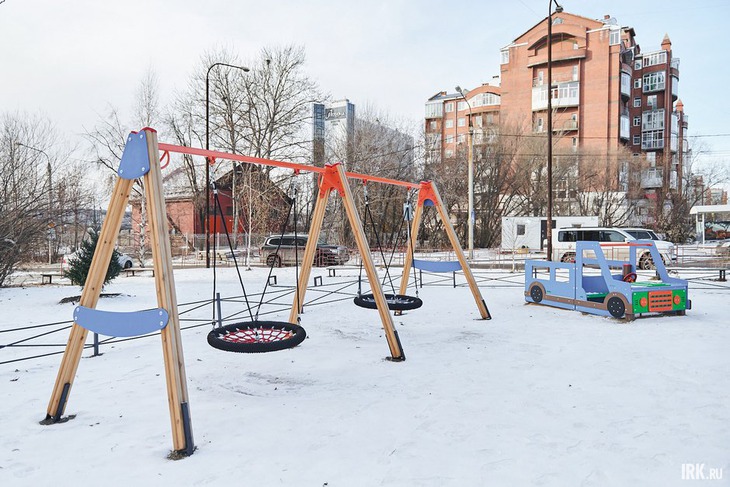 Детская площадка на пересечении улиц Дальневосточная и Иркутской 30-й Дивизии