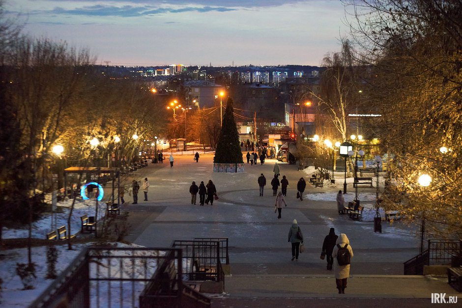 На площадке гуляют днем и вечером