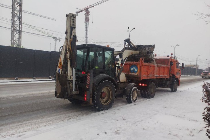 Работы по отчистке снега. Фото пресс-службы администрации Иркутска