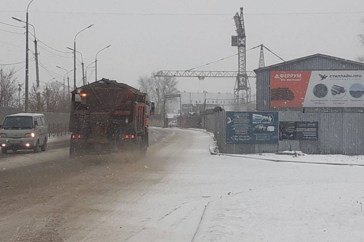 Работы по отчистке снега. Фото пресс-службы администрации Иркутска