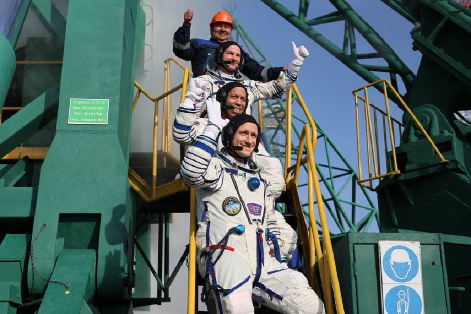 Сергей Кудь-Сверчков, Сергей Микаев и Кристофер Уилльямс. Фото из телеграм-канала Роскосмоса