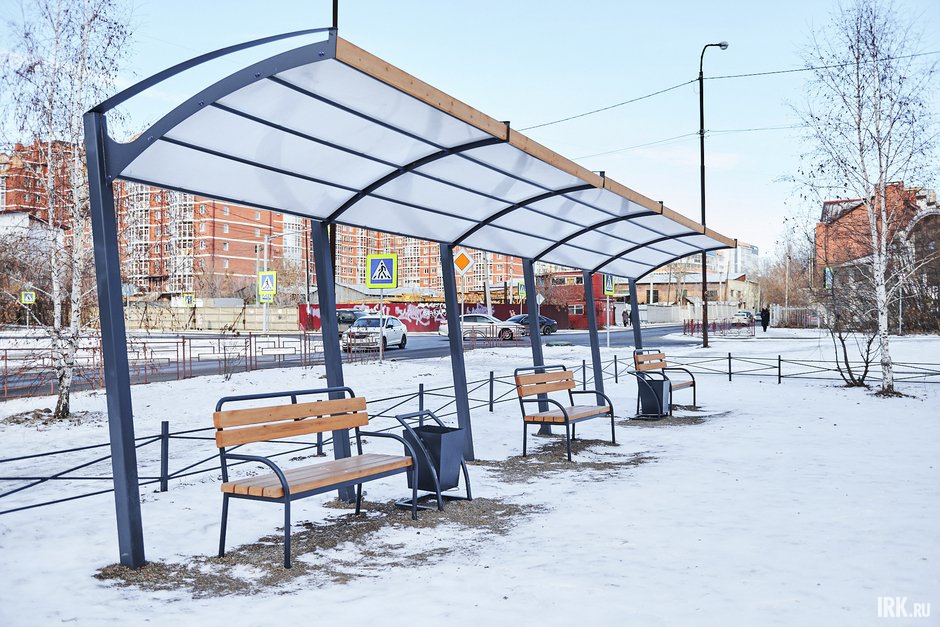 Пока дети играют, родители могут посидеть на лавочках