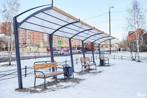 Пока дети играют, родители могут посидеть на лавочках