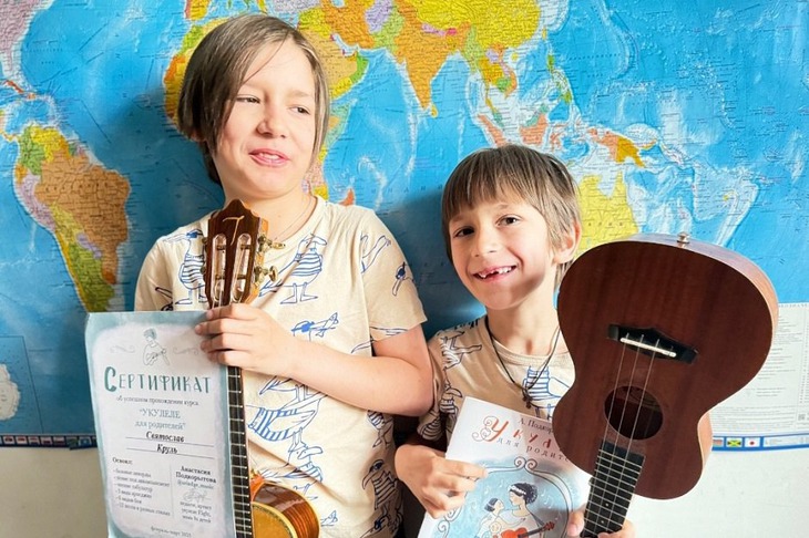 Дети принимают участвуют в мастер-классах по укулеле с мамой