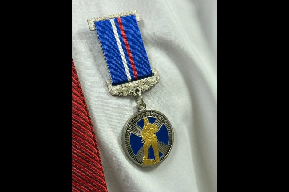 Медаль Совета Федерации «За проявленное мужество». Фото из телеграм-канала сенатора Андрея Чернышева Медаль Совета Федерации «За проявленное мужество». Фото из телеграм-канала сенатора Андрея Чернышева