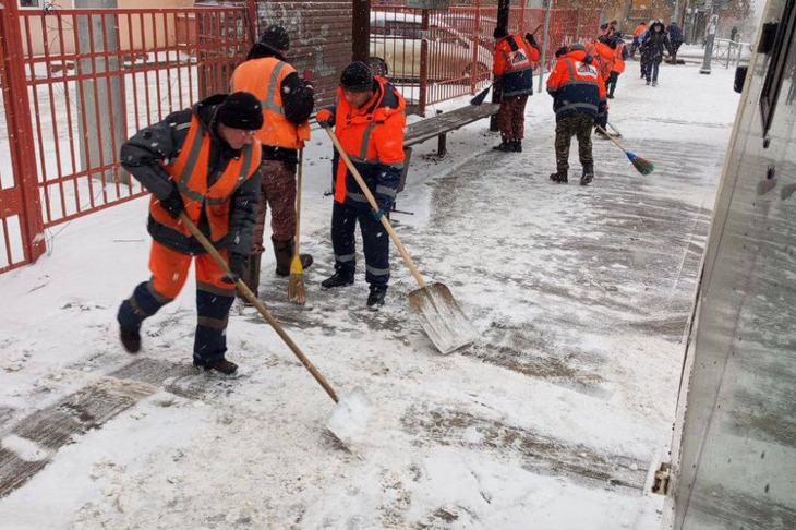 Работы по отчистке снега. Фото пресс-службы администрации Иркутска
