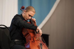 Пока связать свою жизнь с музыкой планирует только старший сын, виолончелист Лев