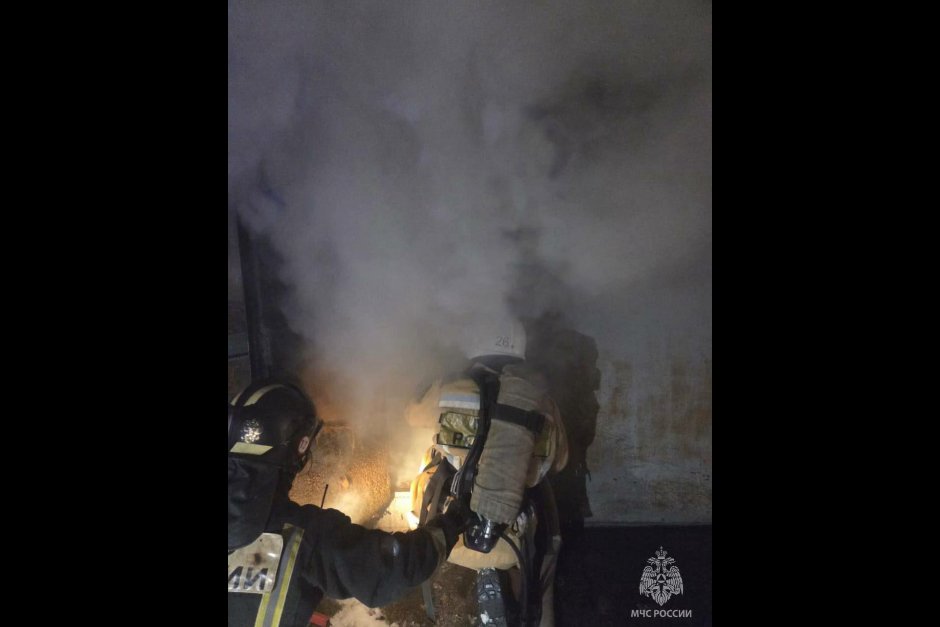 Тушение пожара. Фото пресс-службы ГУ МЧС по региону