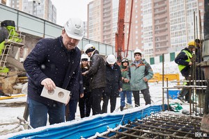 Погружение символичного кирпича в фундамент. Фото Маргариты Романовой, IRK.ru