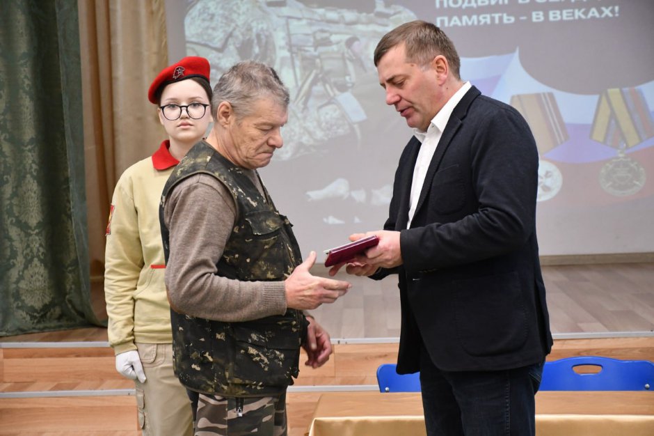 Награждение семьи. Фото пресс-службы администрации города Бодайбо и района Награждение семьи. Фото пресс-службы администрации города Бодайбо и района