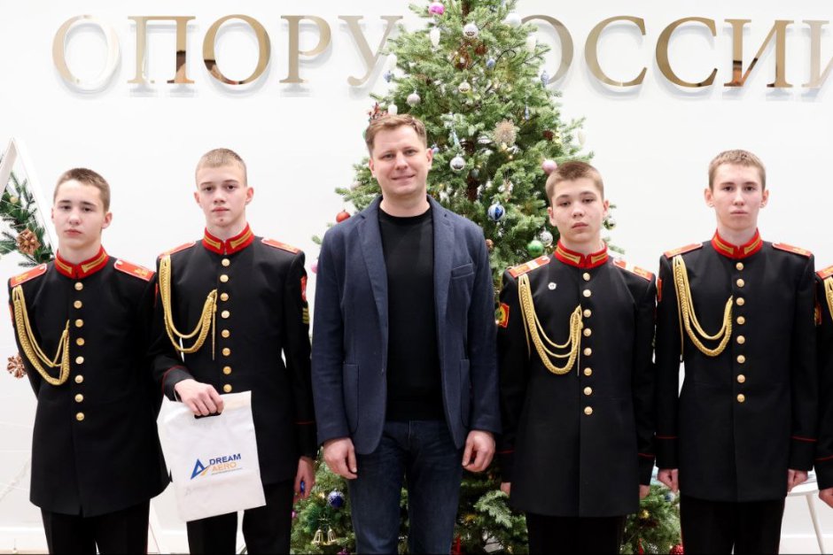 Дмитрий Ружников и суворовцы. Фото предоставлено депутатом