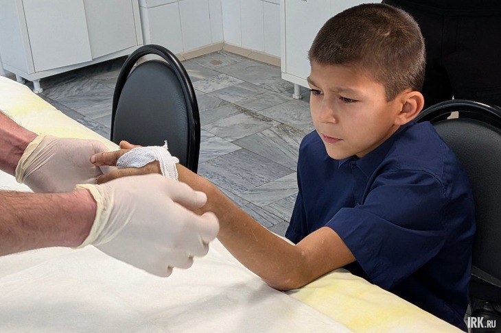 После операции мальчик идет на поправку