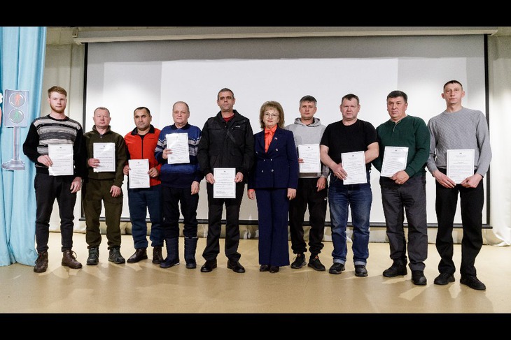 Участники конкурса и депутат Заксобрания Иркутской области Галина Кудрявцева. Фото Александра Новикова