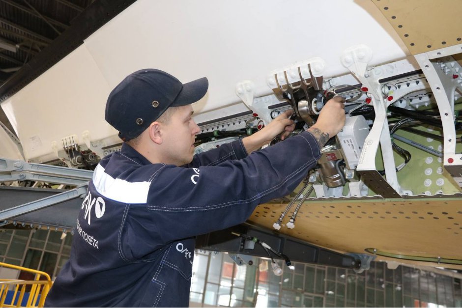 Сборка крыла. Фото ПАО «ОАК»