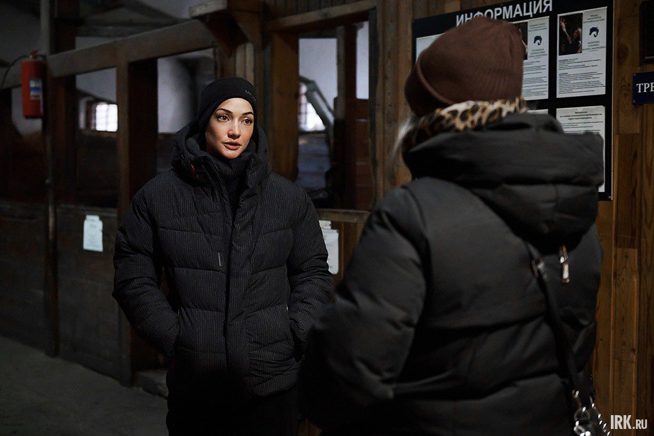 На ипподроме можно не только тренироваться, но и помогать ухаживать за лошадьми