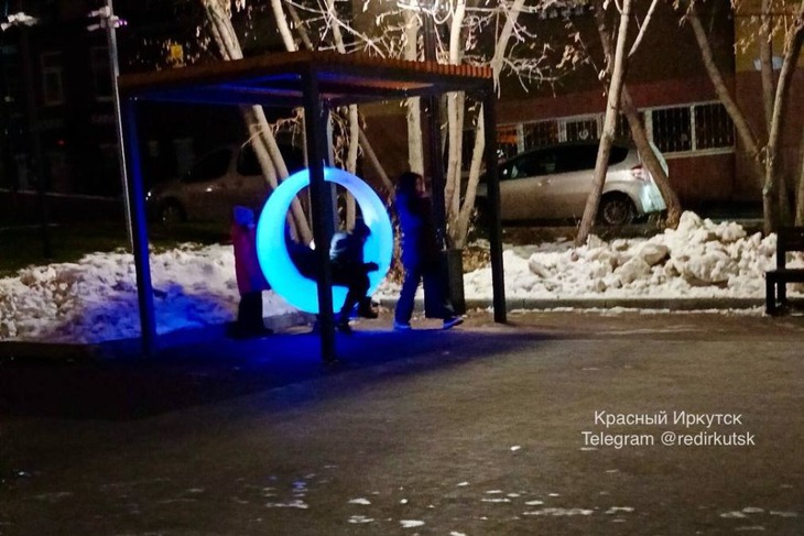 Качели на бульваре Постышева. Фото из телеграм-канала «Красный Иркутск»