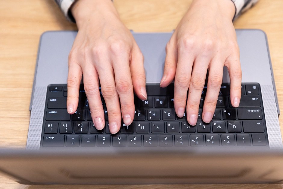 Женщины чаще сталкиваются с синдромом самозванца из-за социального давления, которое транслирует, что нужно быть идеальной везде Женщины чаще сталкиваются с синдромом самозванца из-за социального давления, которое транслирует, что нужно быть идеальной везде