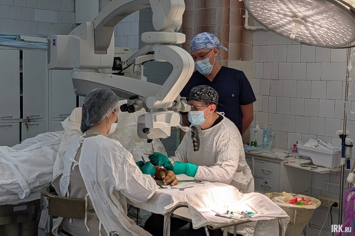 Специалисты работали с применением операционного микроскопа — он увеличивает изображение в 20-24 раза