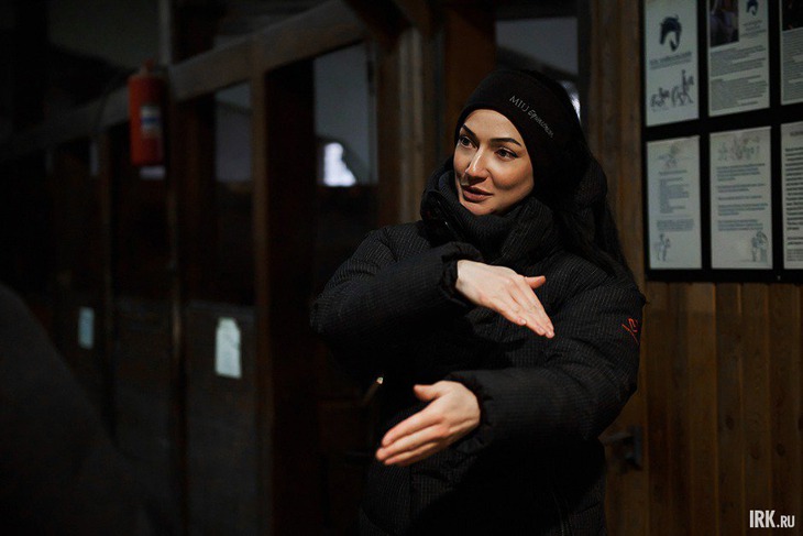 Девушка рассказывает о тренировках