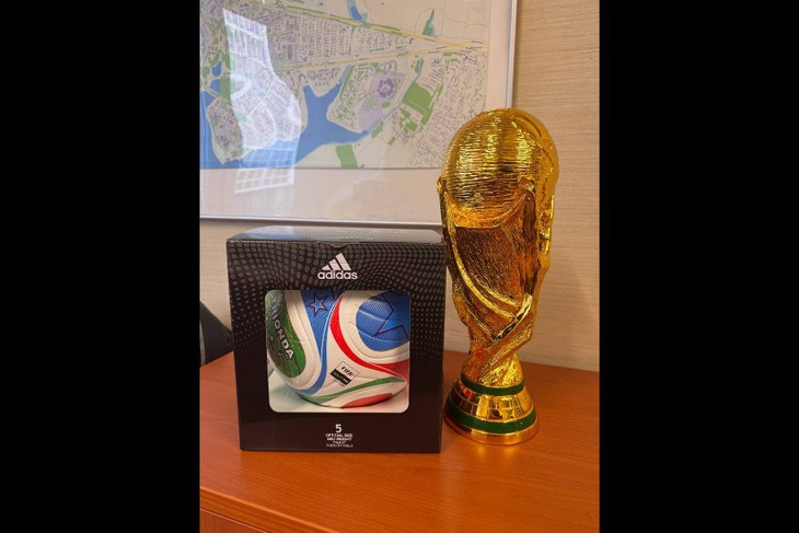 Футбольный мяч и кубок. Фото предоставлено депутатом