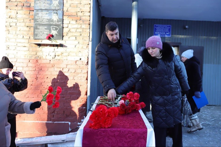 Церемония открытия мемориальной доски. Фото из телеграм-канала мэра Черемховского района Сергея Марача