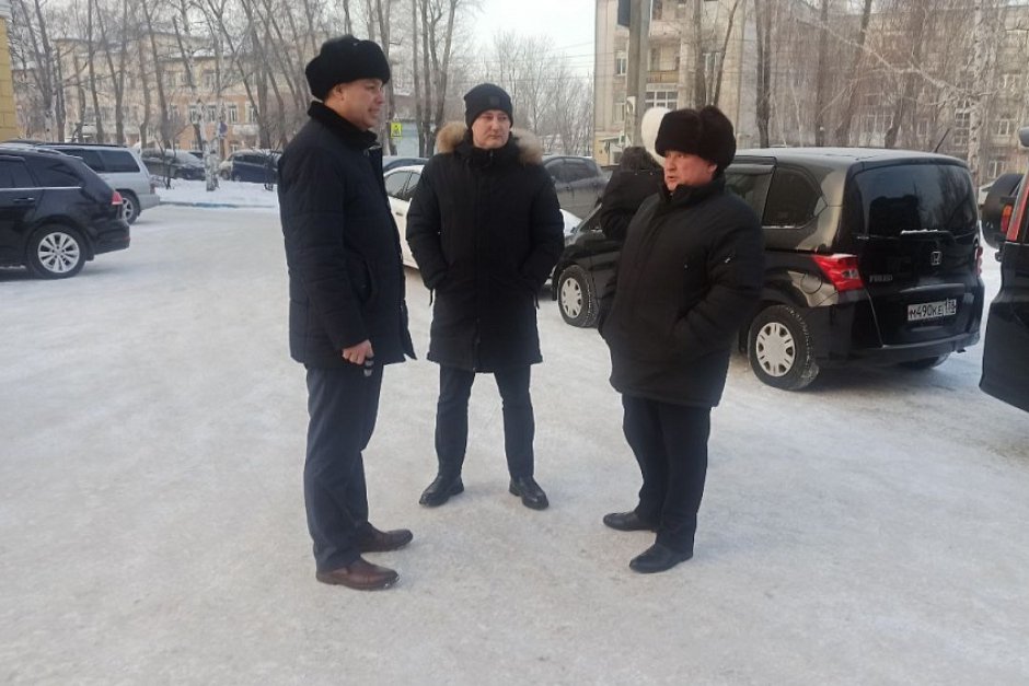 Депутат Павел Кудеев встречу совместно с сотрудниками комитета городского обустройства и комитета по управлению Ленинским округом. Фото пресс-службы думы Иркутска Депутат Павел Кудеев встречу совместно с сотрудниками комитета городского обустройства и комитета по управлению Ленинским округом. Фото пресс-службы думы Иркутска