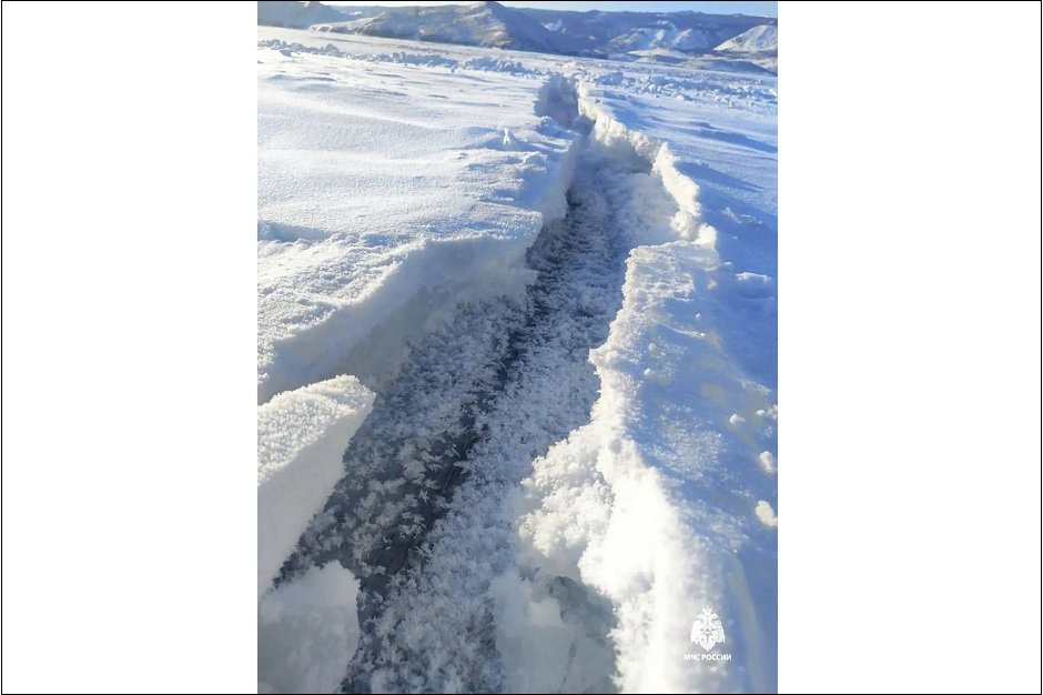 Трещина. Фото пресс-службы ГУ МЧС России по Иркутской области Трещина. Фото пресс-службы ГУ МЧС России по Иркутской области