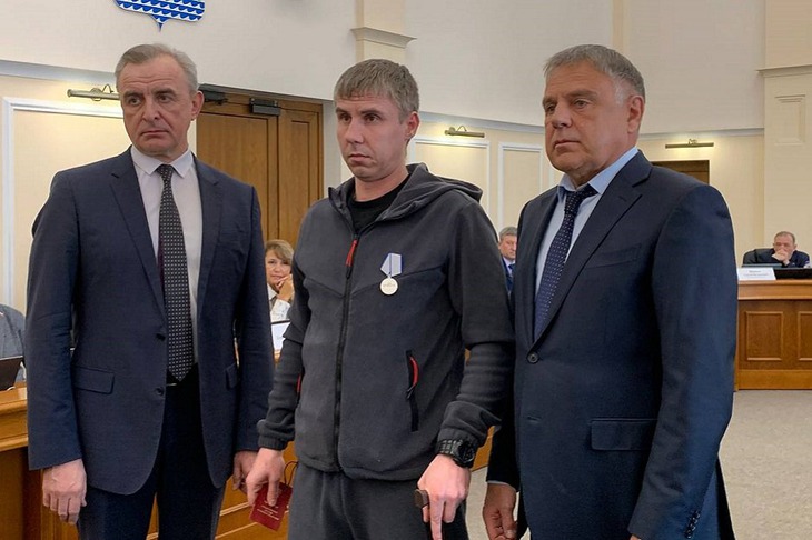 Награжденный военнослужащий. Фото из телеграм-канала Сергея Петрова