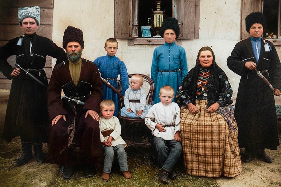 Казачья семья строилась на чёткой иерархии и патриархальном укладе. Фото ТАСС, репродукция Казачья семья строилась на чёткой иерархии и патриархальном укладе. Фото ТАСС, репродукция